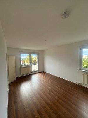 Helles Wohnzimmer mit Balkon