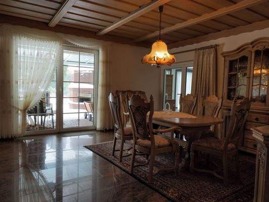 Essbereich mit Blick auf die Terrasse