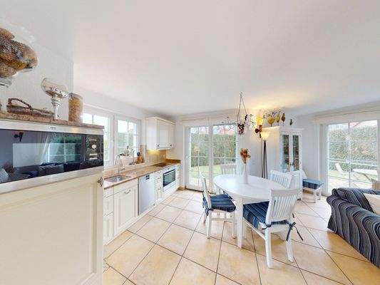 Essbereich und Einbauküche im Landhausstil im Erdgeschoss