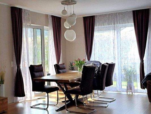 Essbereich mit Zugang zur überdachten Terrasse