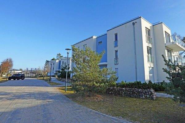 Ansicht mit Parkplätzen