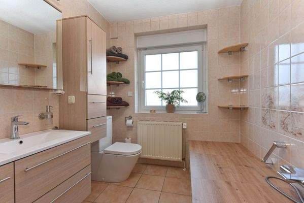 Tageslichtbad mit Dusche, Badewanne & Doppelwaschtisch