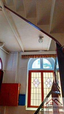 Eingangsbereich mit Buntglasfenster