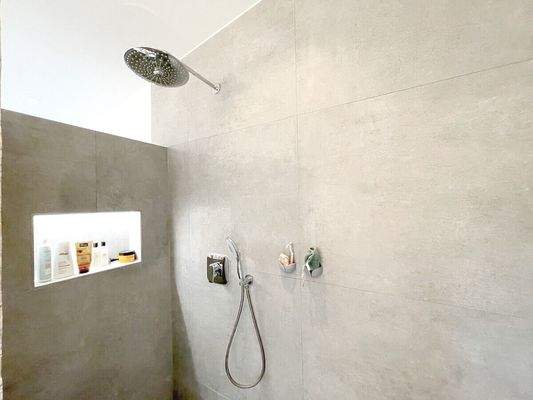 Walk-In-Dusche im Badezimmer im OG