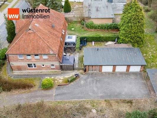 4-Familienhaus mit überdachten Stellplätzen