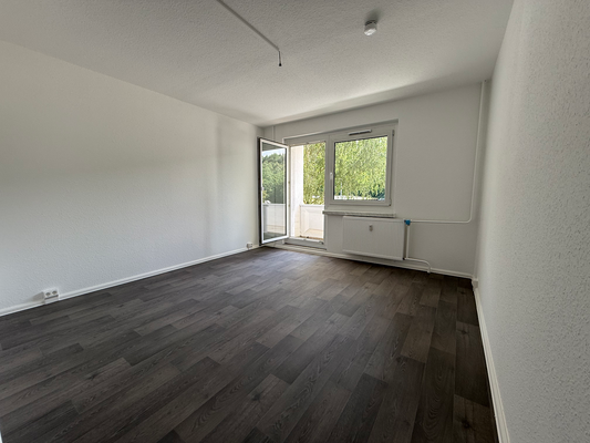 Wohnzimmer mit Blick zum Balkon