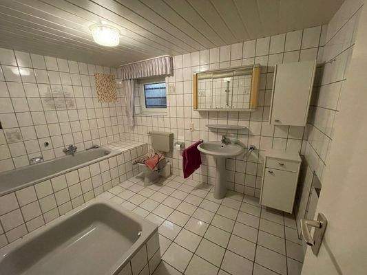 das Bad im Untergeschoss