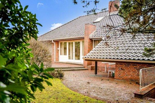 Blick auf die teils überdachte Süd-Terrasse.