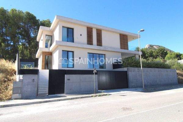 4-Bedroom Villa with Pool and Garden in Alicante Biar