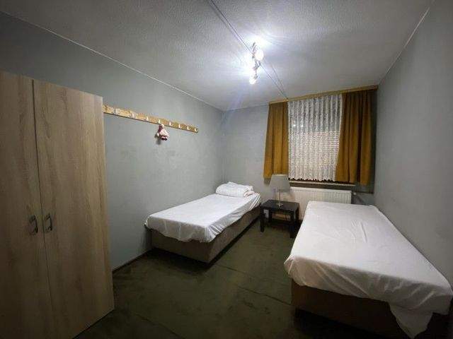 Haus (6 Zi.,möbliert) mit 2 Stellplätzen und Garten - nur für Firmen! - Photo 4