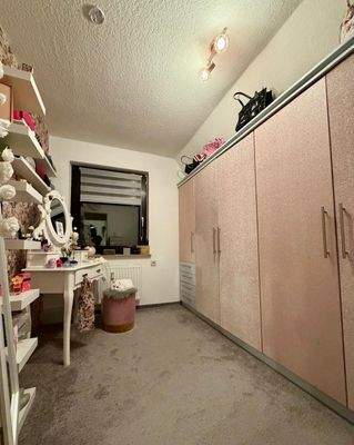 Ankleidezimmer mit Schminktisch