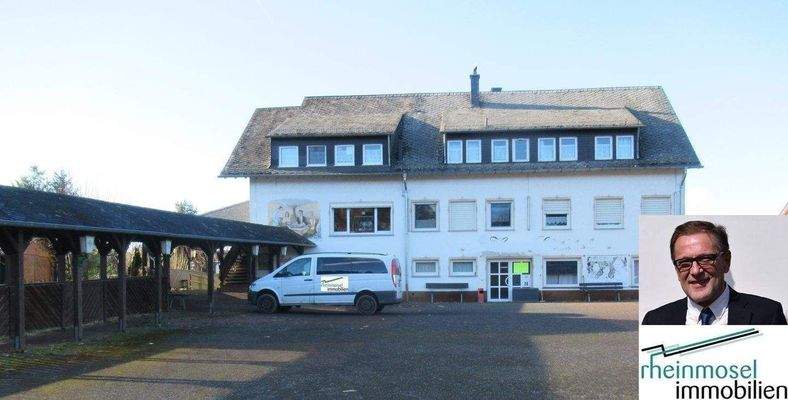 Hausansicht mit Hof/Bauplatz