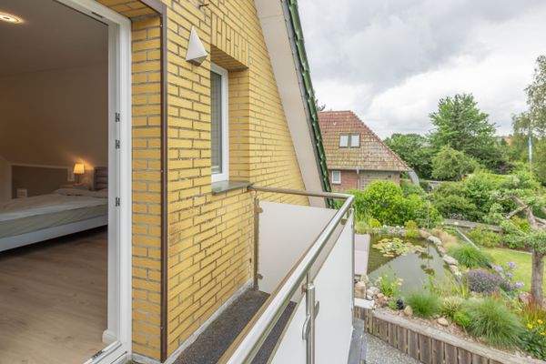Westbalkon mit Blick zum Teich