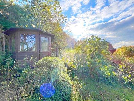 Gemütliche Gartenlaube