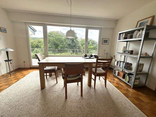 Esszimmer mit Zugang zum Balkon