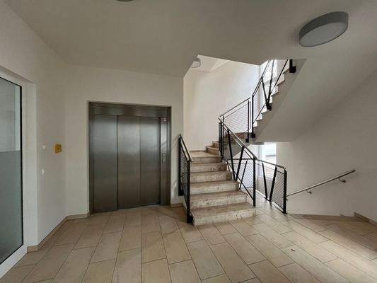 Treppenhaus mit Aufzug.JPG