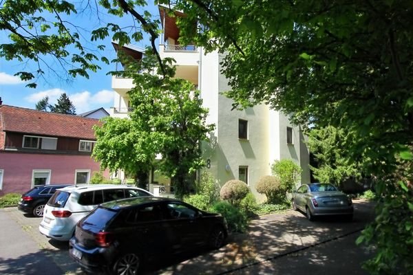 Außenansicht mit Stellplätzen