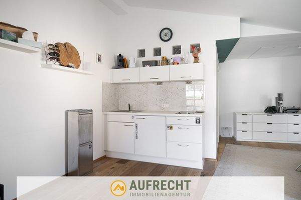 großzügiger Wohn-, Koch- & Schlafbereich