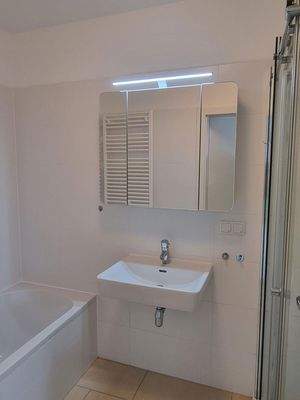 Bad mit Wanne u. Dusche