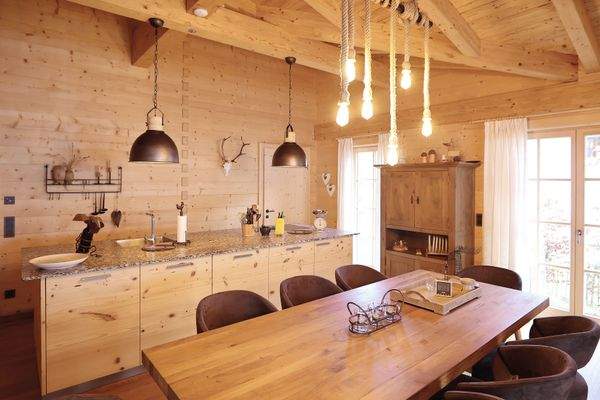 Essbereich mit hochwertiger Designküche und Markengeräten