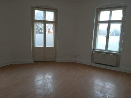 Wohnzimmer mit Balkon