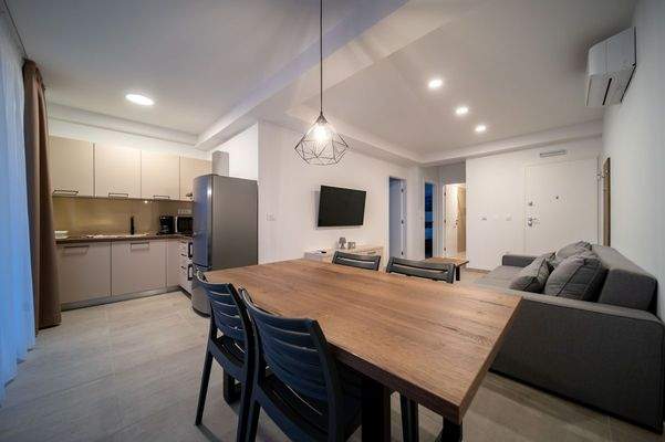 Offener Essbereich mit direktem Zugang in die Küche 