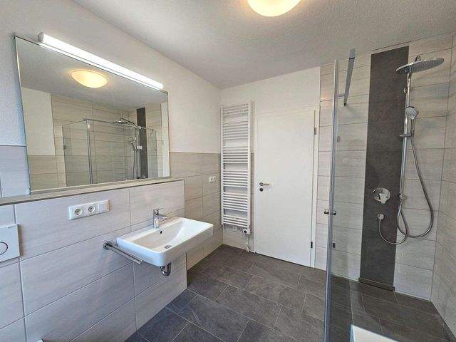 Attraktive 3-Zimmer-Wohnung mit Terrasse, Einbauküche und Aufzug - Photo 5