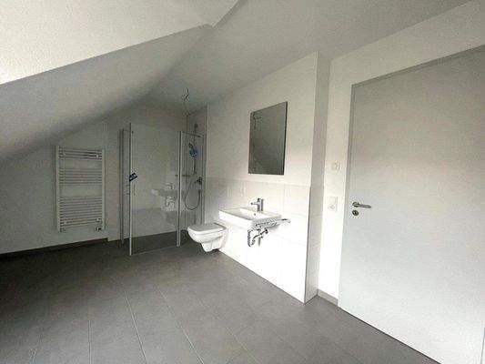 Bad mit Dusche / WC im DG