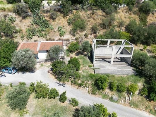 Kreta, Avgeniki: Wohngebäude und Rohbau auf großem Grundstück zu verkaufen