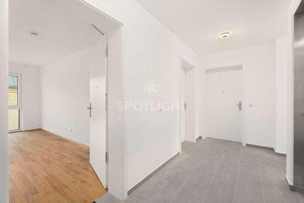 Treppenhaus mit Aufzug + Wohnungseingang