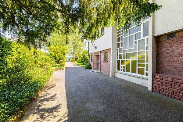 Vorderansicht Villa und Zufahrt