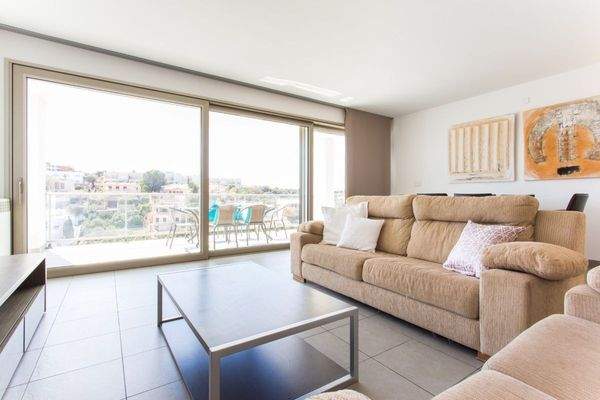 Helles Wohnzimmer mit Terrassenzugang