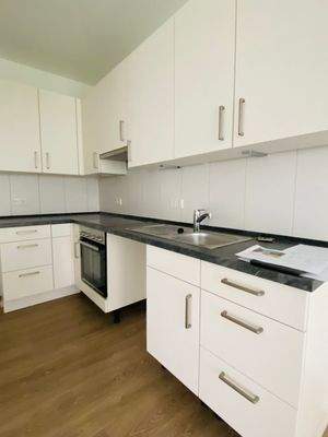 Moderne Küche mit Geräten