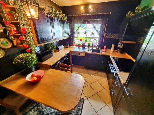 Küche mit moderner Einbauküche