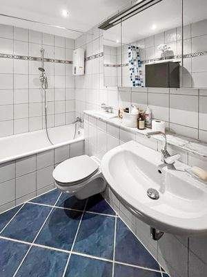 Badezimmer mit Badewanne