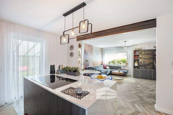 Kücheninsel mit Blick ins Wohnzimmer 