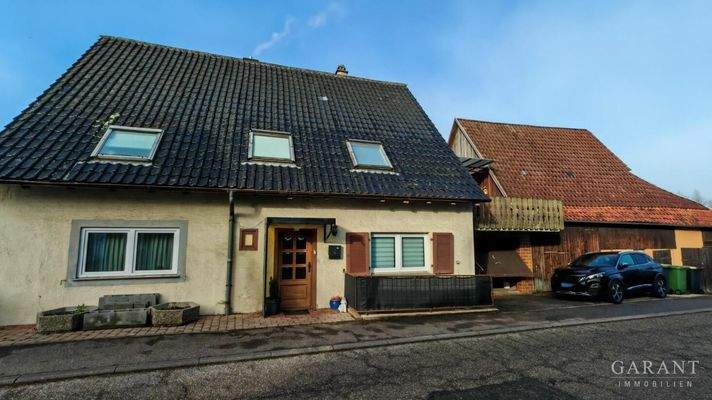 Hausansicht mit Scheune