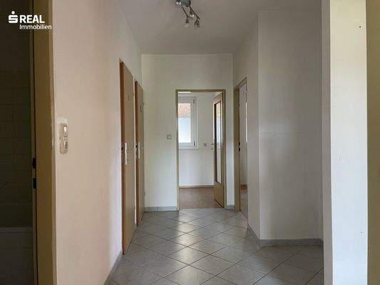 Flur mit Zugang zu allen Räumen