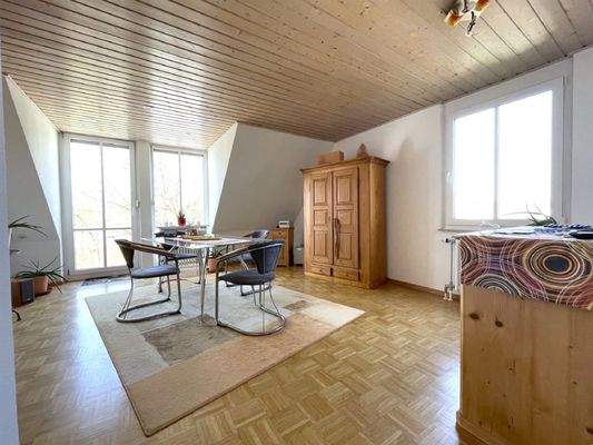 Wohn-/Esszimmer mit Zugang zum Balkon