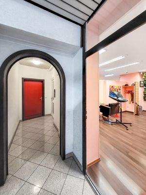 Hausflur mit Zugang zum Laden zum Sozialbereich