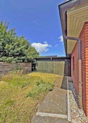 Hausseite mit Durchgang zum Carport