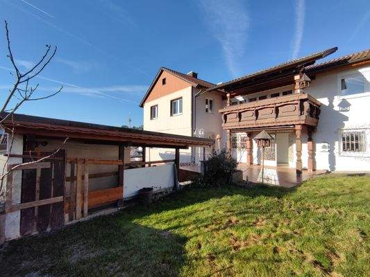 Wohnhaus mit Nebengebäude