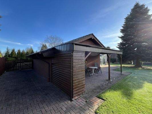 Abstellmöglichkeit hinter der Garage