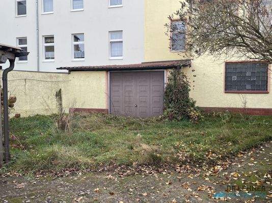 Hofbereich mit Garage