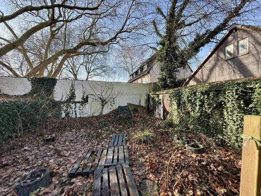 Grundstück hinter der Garage