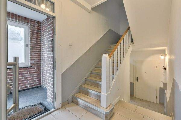 Treppenhaus mit offener Tür