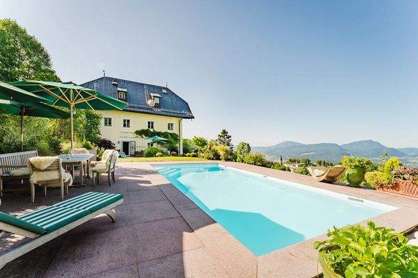 Die Poolterrasse zum Relaxen