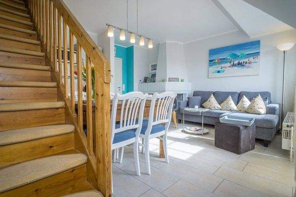 Wohnzimmer mit Treppe zum DG