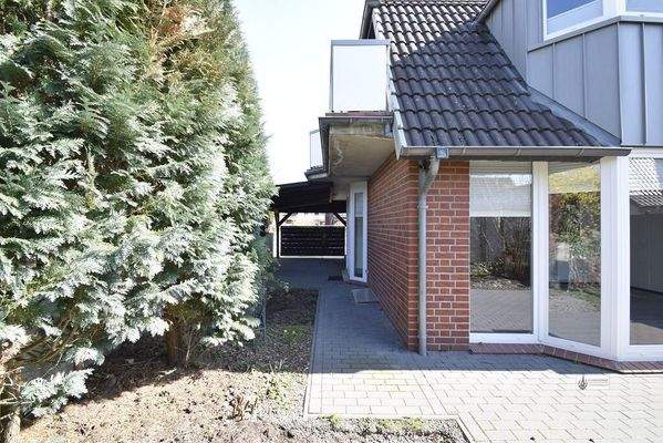 Blick ins Carport von Terrassenseite