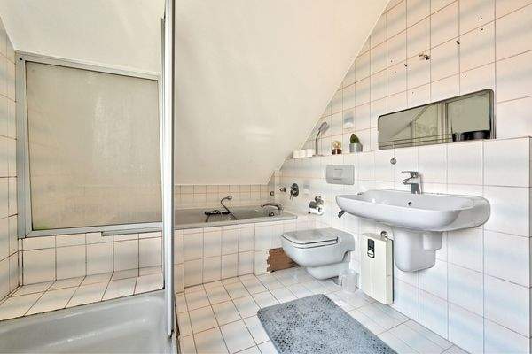 Bad mit Badewanne & Dusche